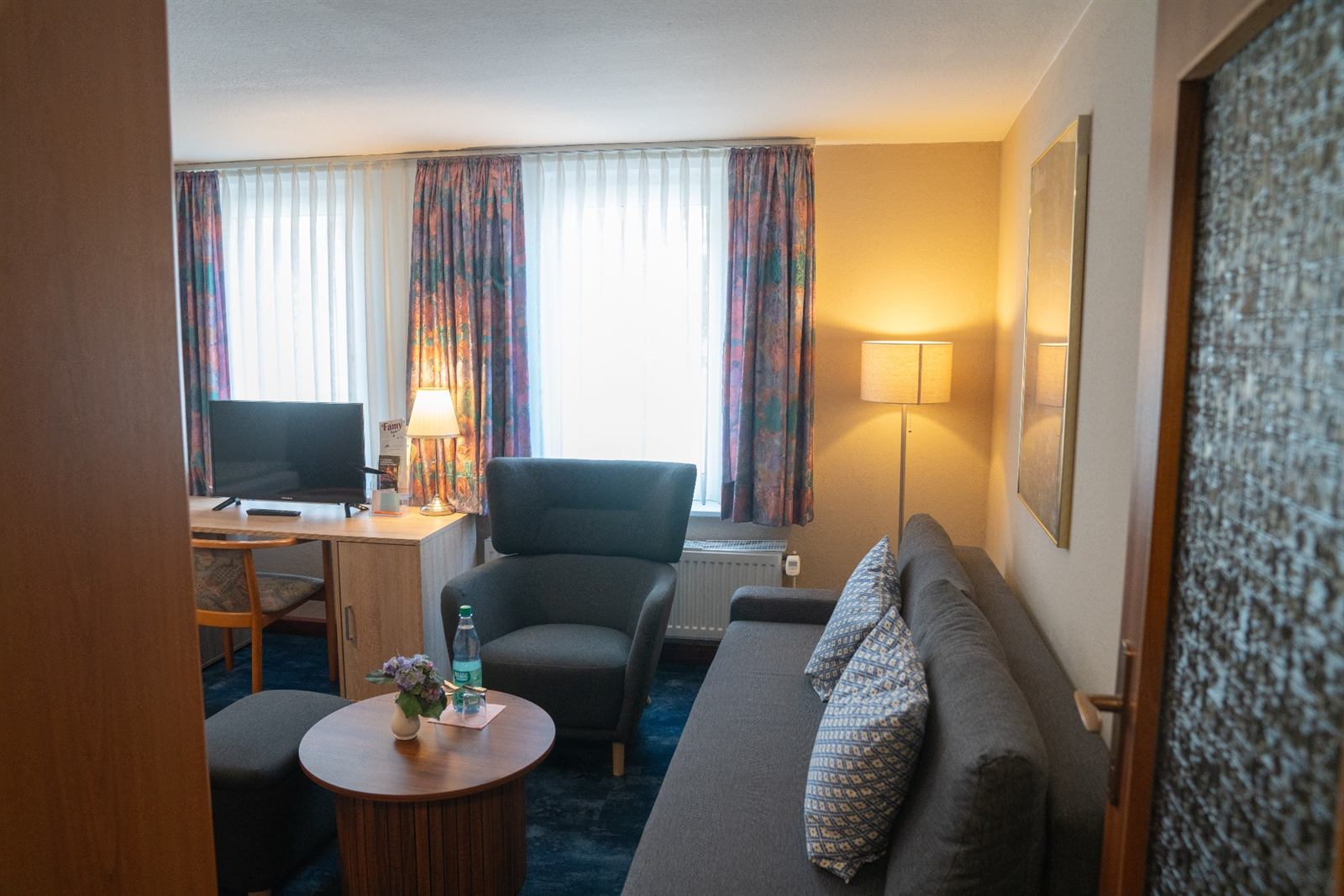 Apartment mit Sitzecke, Sofa, Sessel und separatem Arbeitsplatz