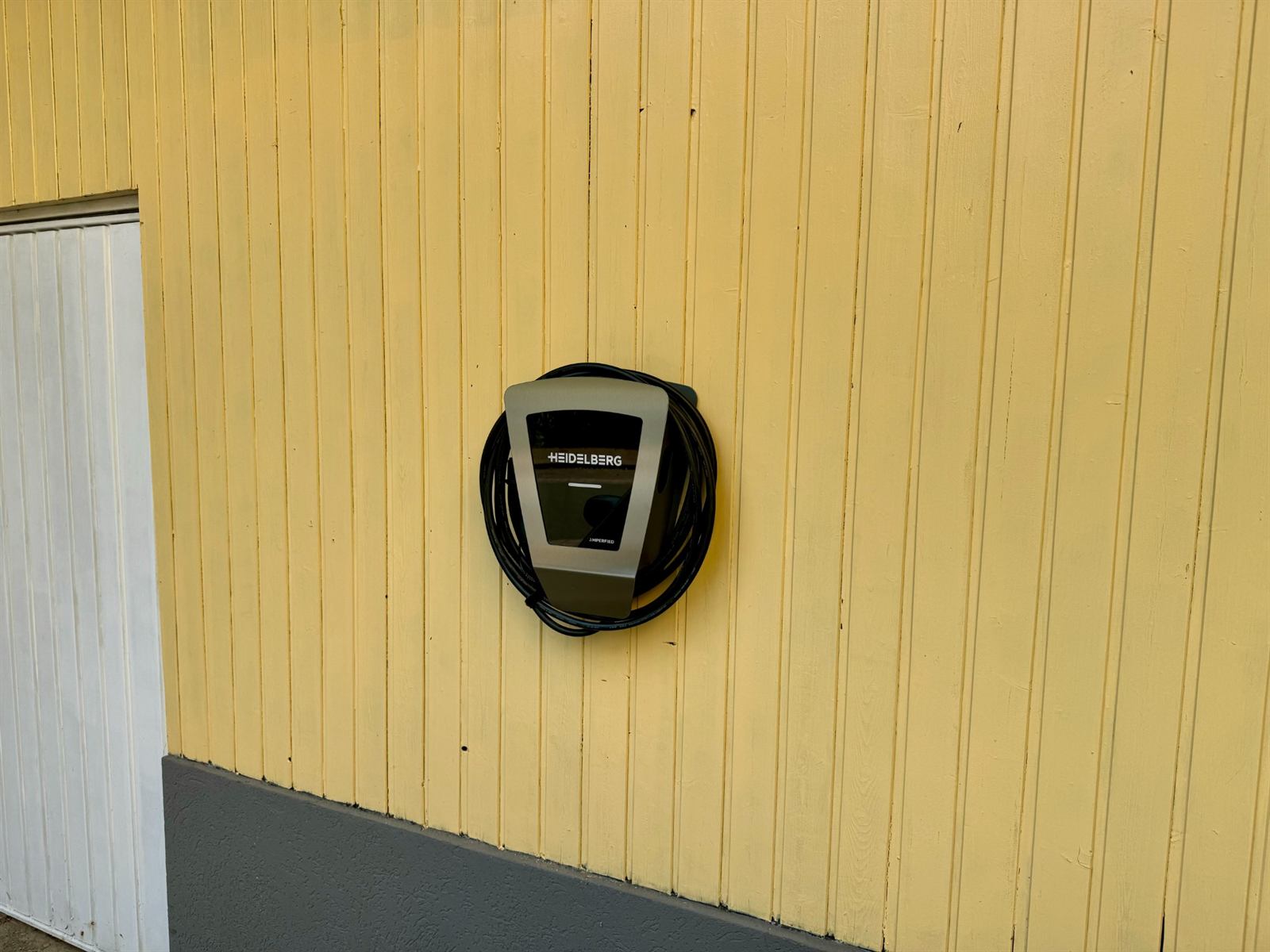 Wallbox zum Laden von Elektroautos an der Hauswand des Hotels